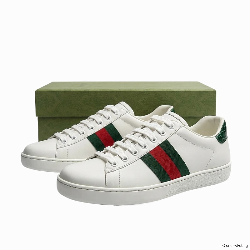Gucci retro-style white shoes with red and green stripes