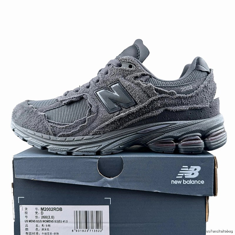 Retro - style gray shoes of New Balance 2002