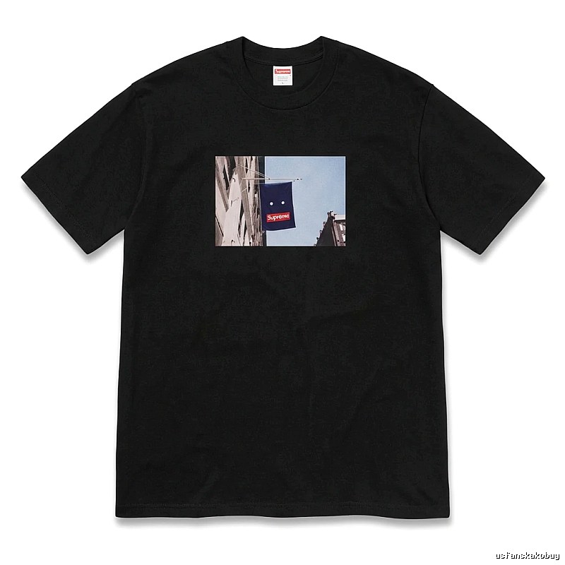 Supreme street scene style black T-shirt